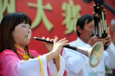 俗话说“唢呐一响全剧末”strong/p
p传奇发服网/strong，是农村白事上最常见的乐器，为何如今良多处所不让吹了呢？