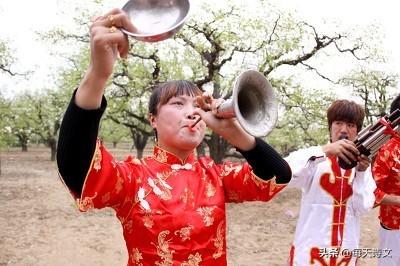 俗话说“唢呐一响全剧末”strong/p
p传奇发服网/strong，是农村白事上最常见的乐器，为何如今良多处所不让吹了呢？
